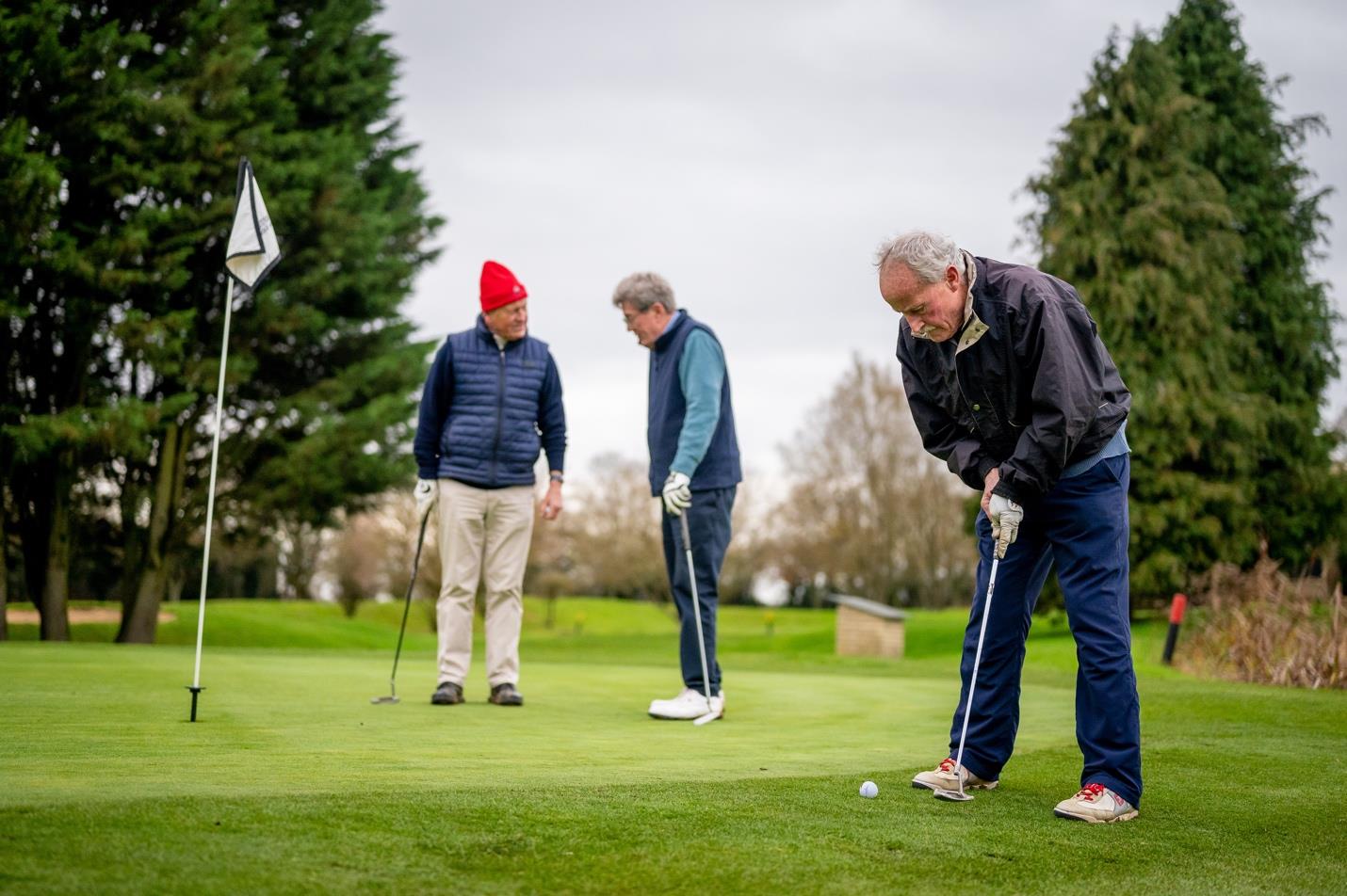 3 people golfing